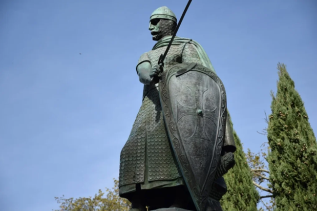 Escultura de D. Afonso Henriques, em Guimarães, da autoria de Soares dos Reis.
