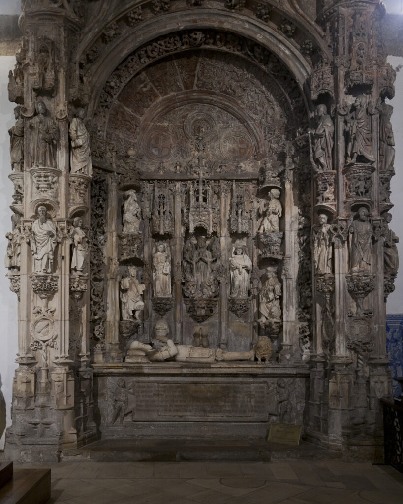 Túmulo de Afonso Henriques no Mosteiro de Santa Cruz em Coimbra.