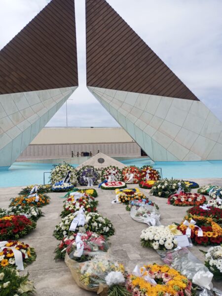 coroa de flores junto do monumento