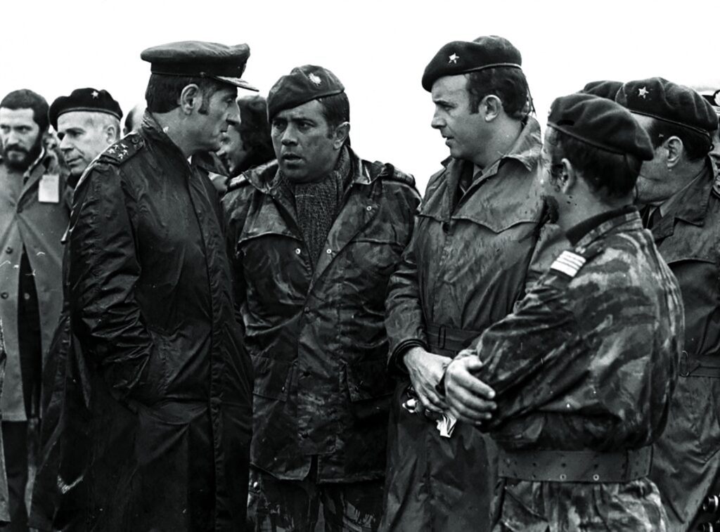 25 de Novembro de 1975: dirigentes militares moderados conferenciam, já depois de passados os acontecimentos. Reconhecem-se, da esquerda para a direita: Altino de Magalhães, Lemos Ferreira, Jaime Neves e Rocha Vieira