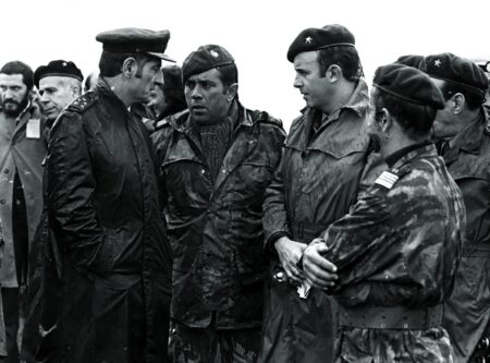 25 de Novembro de 1975: dirigentes militares moderados conferenciam, já depois de passados os acontecimentos. Reconhecem-se, da esquerda para a direita: Altino de Magalhães, Lemos Ferreira, Jaime Neves e Rocha Vieira