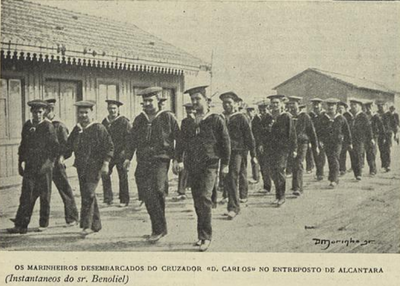 Joshua Benoliel, Momento da aproximação, dos marinheiros desembarcados do cruzador «D. Carlos I», ao quartel localizado em Alcântara (1906).
Publicado em O occidente: revista illustrada de Portugal e do estrangeiro, 10 de abril de 1906.