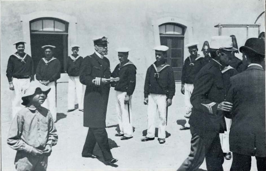 Joshua Benoliel, Chegada do presidente do conselho de guerra, João Boto, ao julgamento dos revoltosos no forte de S. Julião da Barra (1906).
Publicado em Arquivo Gráfico da vida portuguesa,1903-1918.
 