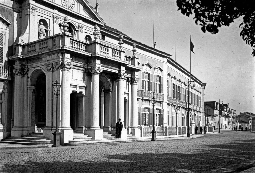 Figura 1 - Palácio das Necessidades (c. 1910). Paulo Guedes, Lisboa de Antigamente.