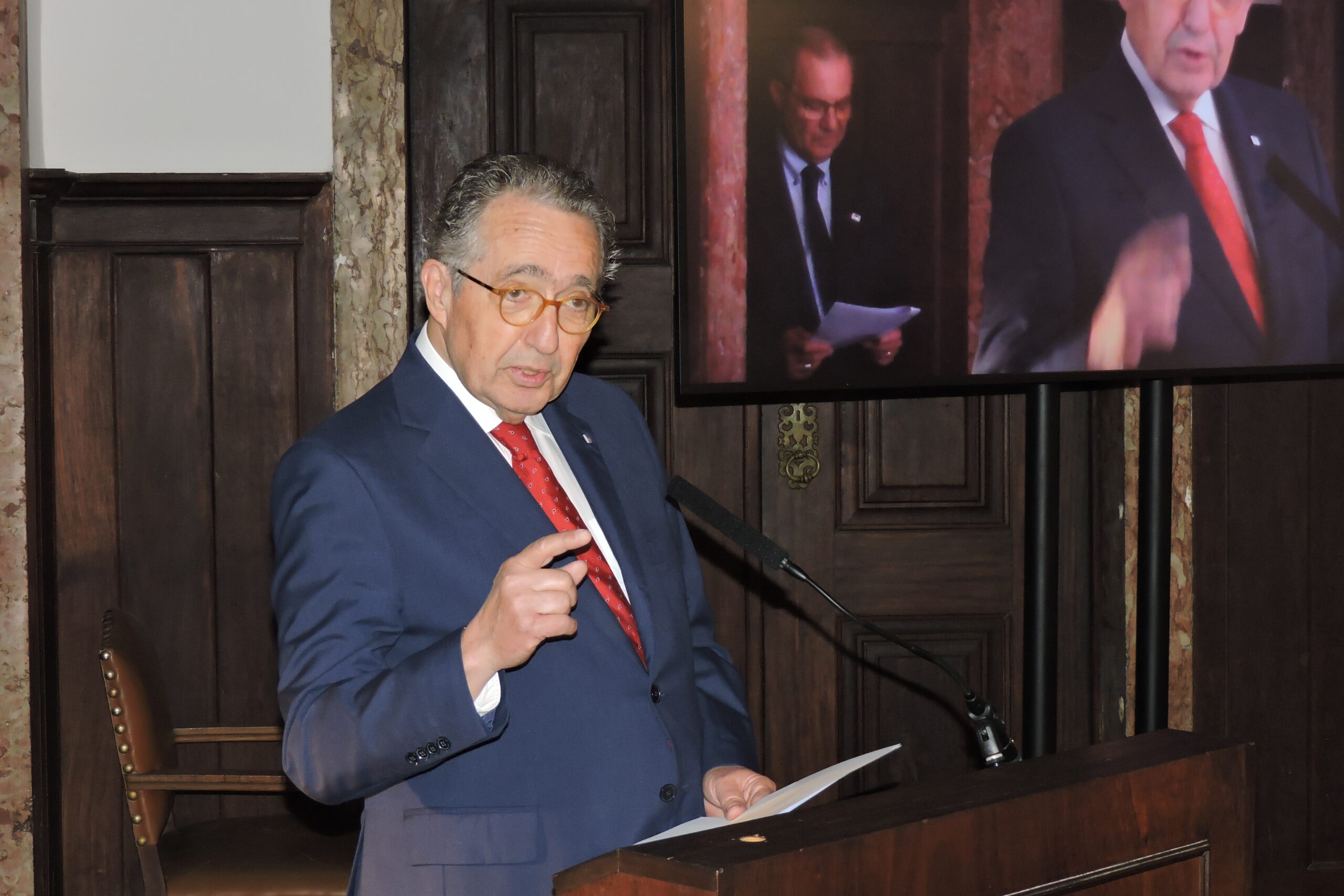 Dr. José Ribeiro e Castro no uso da palavra