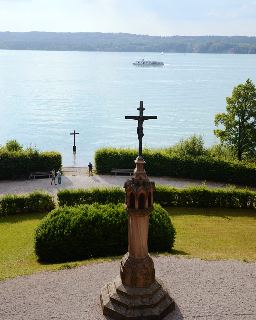 Lago Starnberg cruzes em memória de Luís II da Baviera (1845-1886)